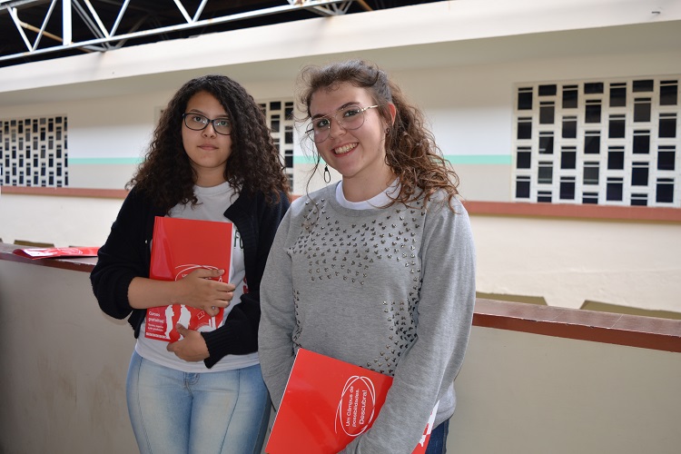 Fernanda (à esquerda) vai tentar uma vaga em Eletrotécnica e Giuliana é uma das candidatas ao curso técnico em Edificações